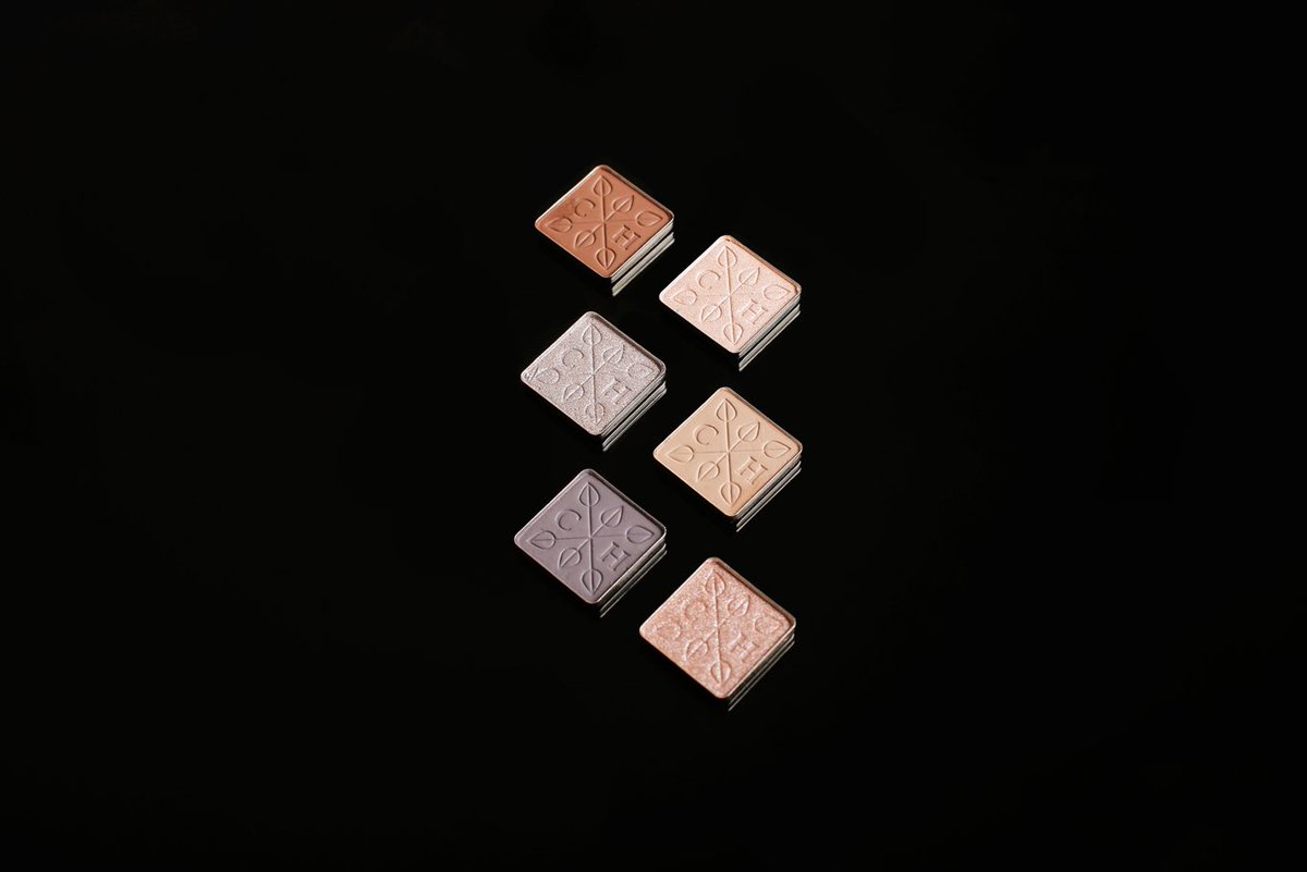 Martin_Framez's tweet photo. Product photography produced for @cloveandhallow simple, minimalistic vibe with dramatic hard lighting and reflective shadows. https://t.co/kgJw4sayY8