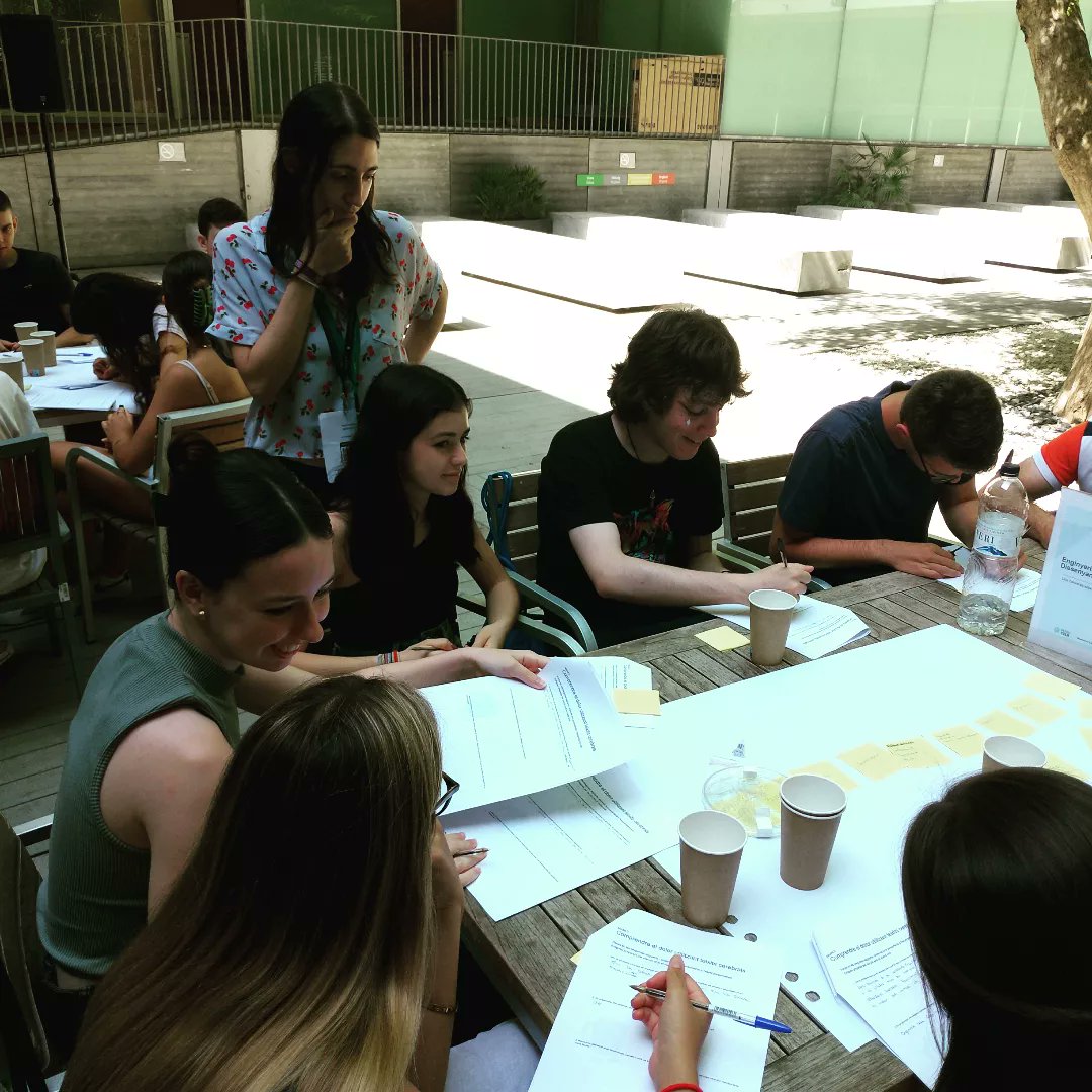mmart746's tweet photo. Fent-nos preguntes, debatint amb alumnat @ins4cantons i @escolapiasarria reflexionant sobre què vol dir vida i potencialitats i implicacions dels nous sistemes biològics #ciènciaciutadana #EIWConf #bioenginyeria @EMBLBarcelona
@the_prbb #BioCOPEM #ISE2122 #BioBAT #COPEM2122 https://t.co/u1eyCOUC1U