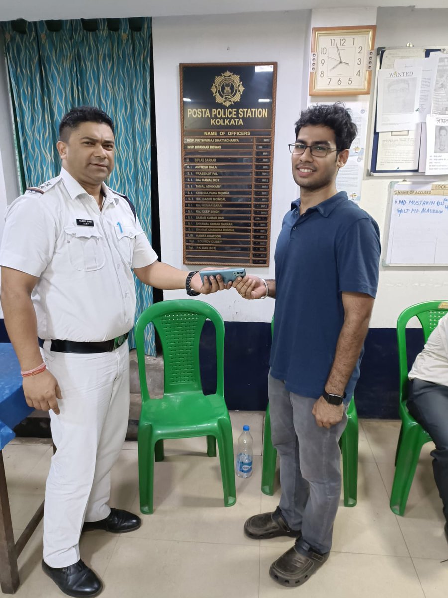 KPCentralDiv's tweet photo. Posta PS handed over smartphone to the owner after recovery.
@CPKolkata @KPDetectiveDept @KolkataPolice https://t.co/EBREYcGPTC