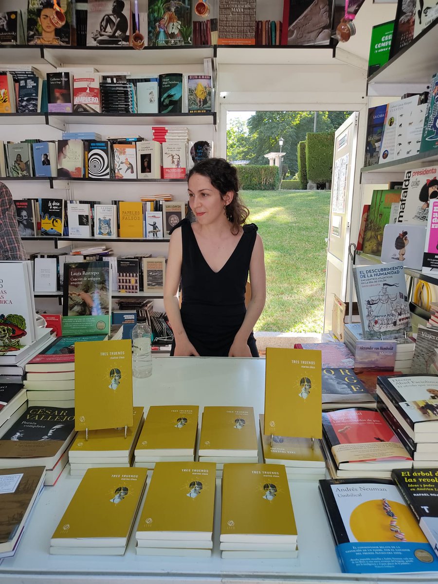 FCEEspana's tweet photo. Ya está en la caseta 82 de la #LibreríaJuanRulfo en la @FLMadrid Marina Closs firmando #TresTruenos (@transito_libros).
#Felicidad
#FLMadrid22 #HojeaElMundo #LaFeriaAFondo #ViajaConNuestrosLibros https://t.co/p66c2dLvcr
