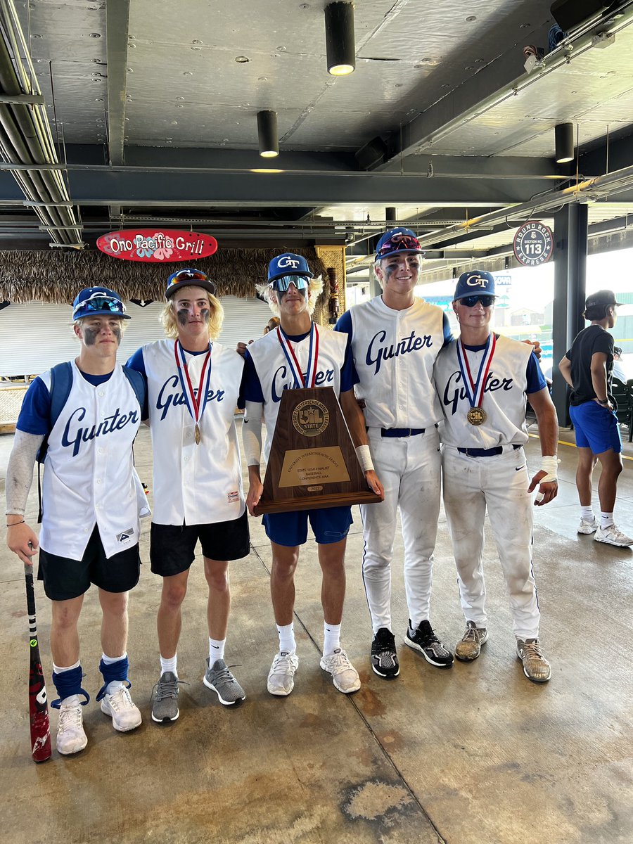 Wade2Cooper's tweet photo. Overcame a lot to get where we were. Wouldn’t want to go out with any other seniors, love you boys. ❤️ https://t.co/ncAoKG9nIe