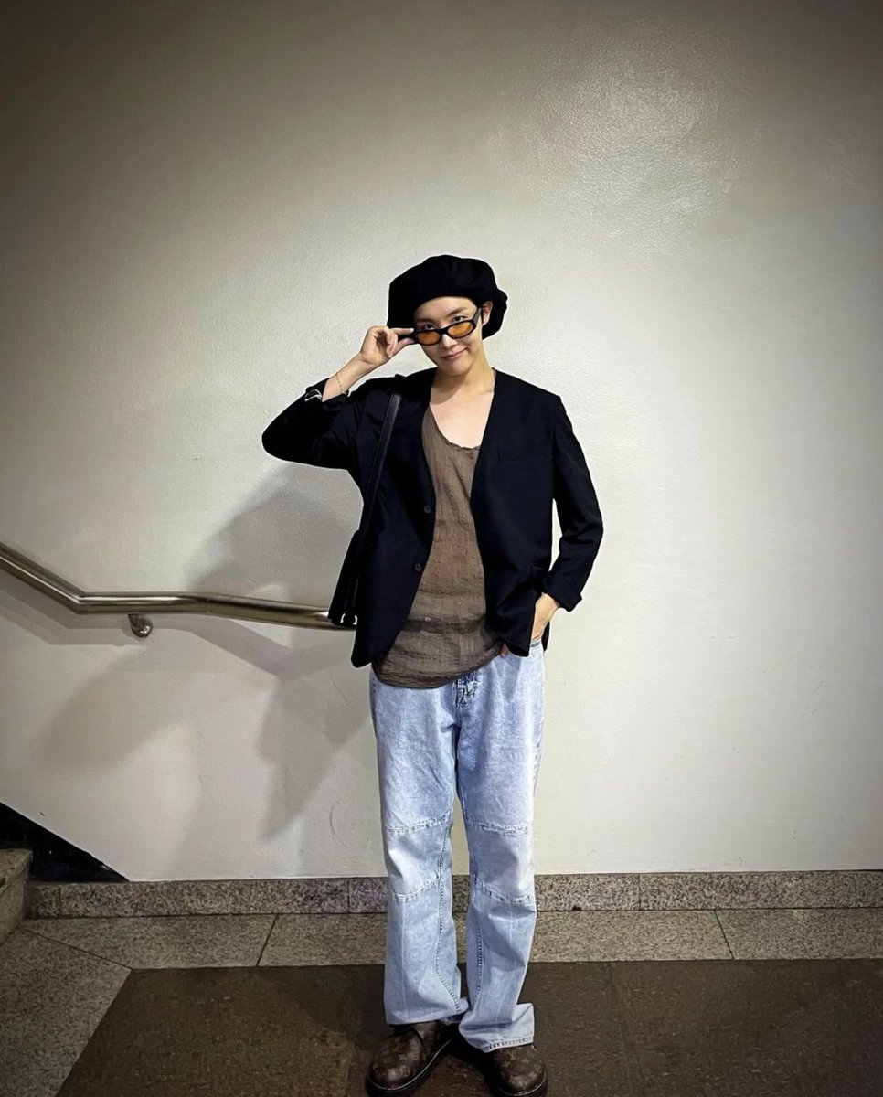 ilymshsk_7's tweet photo. J-hope le tomo la foto a mimi y Mimi le tomo la foto a hobi 🏃🏻‍♀️ https://t.co/s3F4r9pCBm