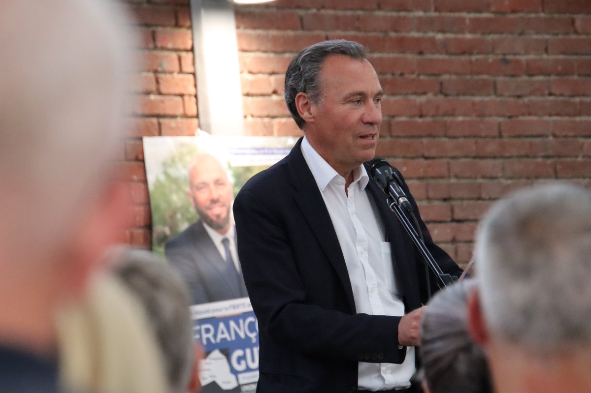 franguyo's tweet photo. Merci Alain Hunault, maire de Châteaubriant d’être à mes côtés ce soir !

« François c’est l’avenir, François c’est l’ancrage territoriale, il est comme nous, il est comme vous ! » 

Dans quelques jours, je compte sur vous pour donner un nouveau souffle à notre circonscription ! https://t.co/bEW8SDFZgQ