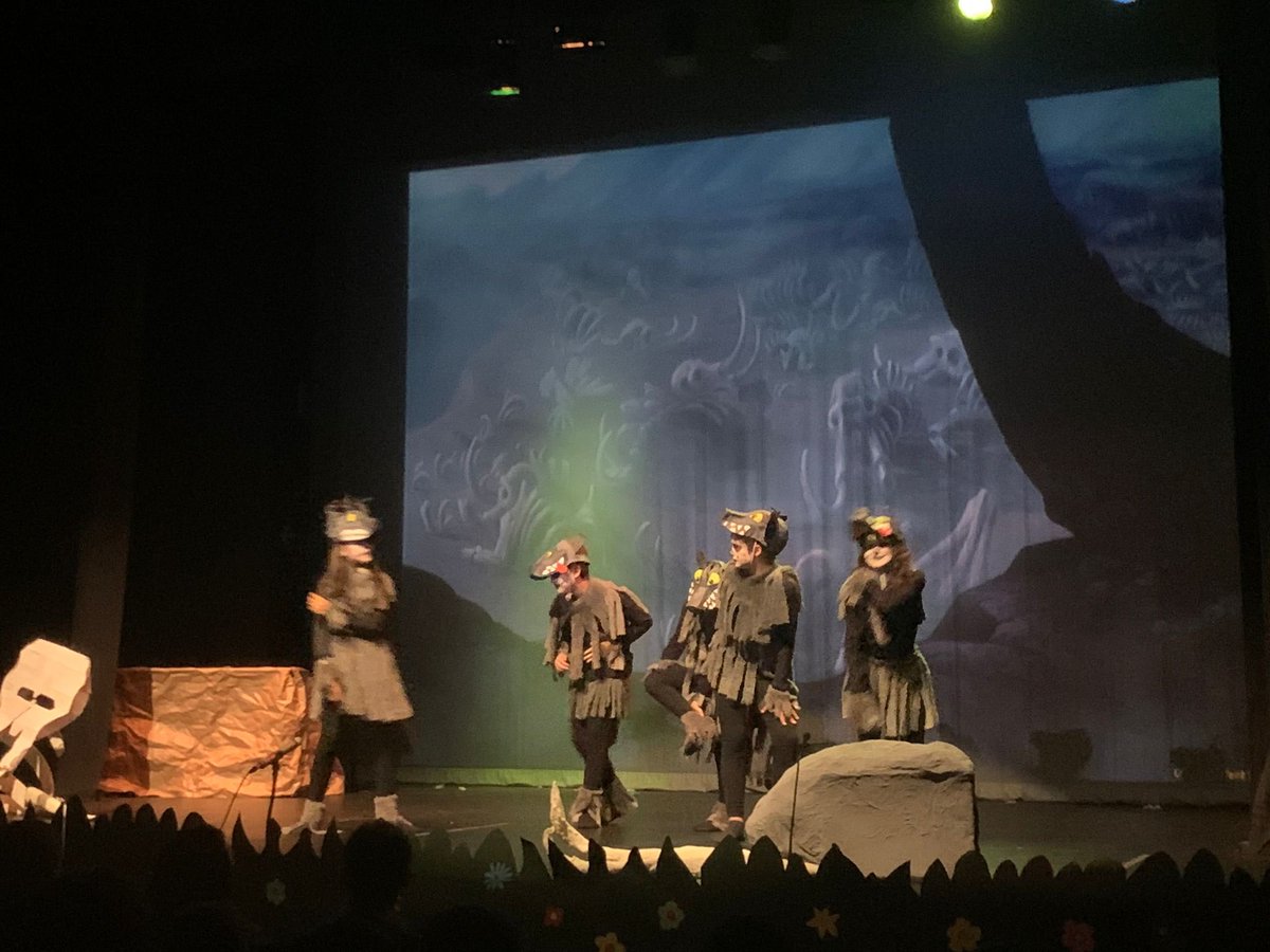 educacyl's tweet photo. En @alonsoberruguet: Nuestros chicos del grupo de #Teatro #IlusiónArte han hecho vibrar de emoción a sus compañeros del cole en el gran preestreno. 
Gracias por acompañarnos @Vickyquinta @IesPinarOficial @cfievalladolid @ccnn1_CFIEVA 
#CentrosEducacyl https://t.co/wDiWq3Mz3D