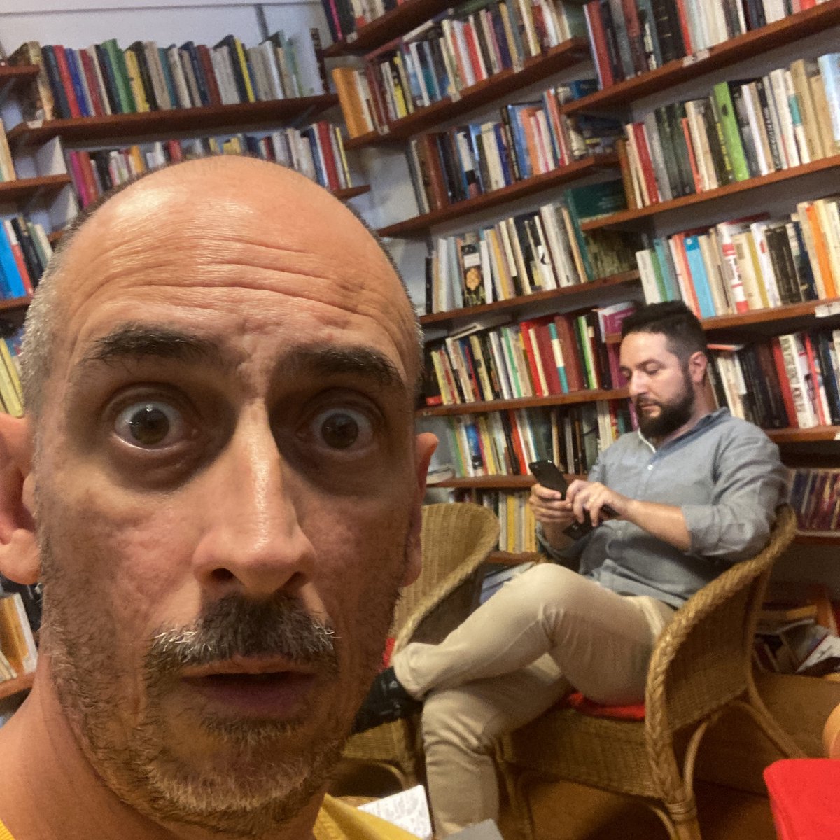 BellaLBro2's tweet photo. A #Milano tra gli scaffali della libreria Les Mots preparando i video per Bella Lì Bro' Challenge 🎥 🎬
Può partecipare chiunque abbia dai 14 ai 21 anni. #Lunedì13Giugno si parte con la prima sfida dell'estate 🌞
Info: https://t.co/Qj8zcjT60c
#AcliLombardia #conFondazioneCariplo https://t.co/0kZoZXyzB3