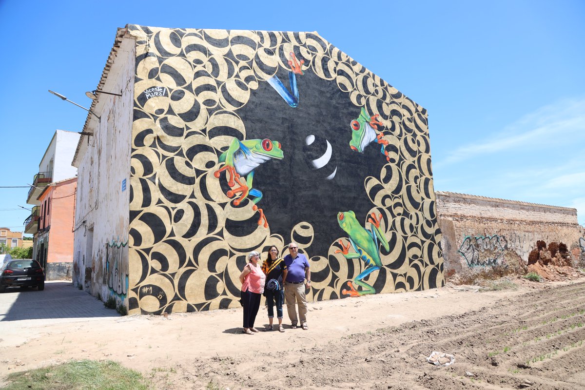 Visitando el interesante mural el conocido artista valenciano <a href="/vicentemarzal/">Vicente Marzal</a> sordo, implantado coclear, “El so es pot vore?” en #CasesdeBàrcena con la presidenta de <a href="/eurociu/">EURO-CIU</a> <a href="/Amat_Teresa/">Teresa Amat</a>   y la presidenta de <a href="/AICCV_IC/">AICCV</a> <a href="/JavierRieraVLC/">Javier Riera</a> <a href="/Mes_VLC/">Més València - Compromís</a> <a href="/AjuntamentVLC/">Ajuntament València</a> <a href="/compromis/">Compromís</a> <a href="/papirusa/">Papi Robles</a>