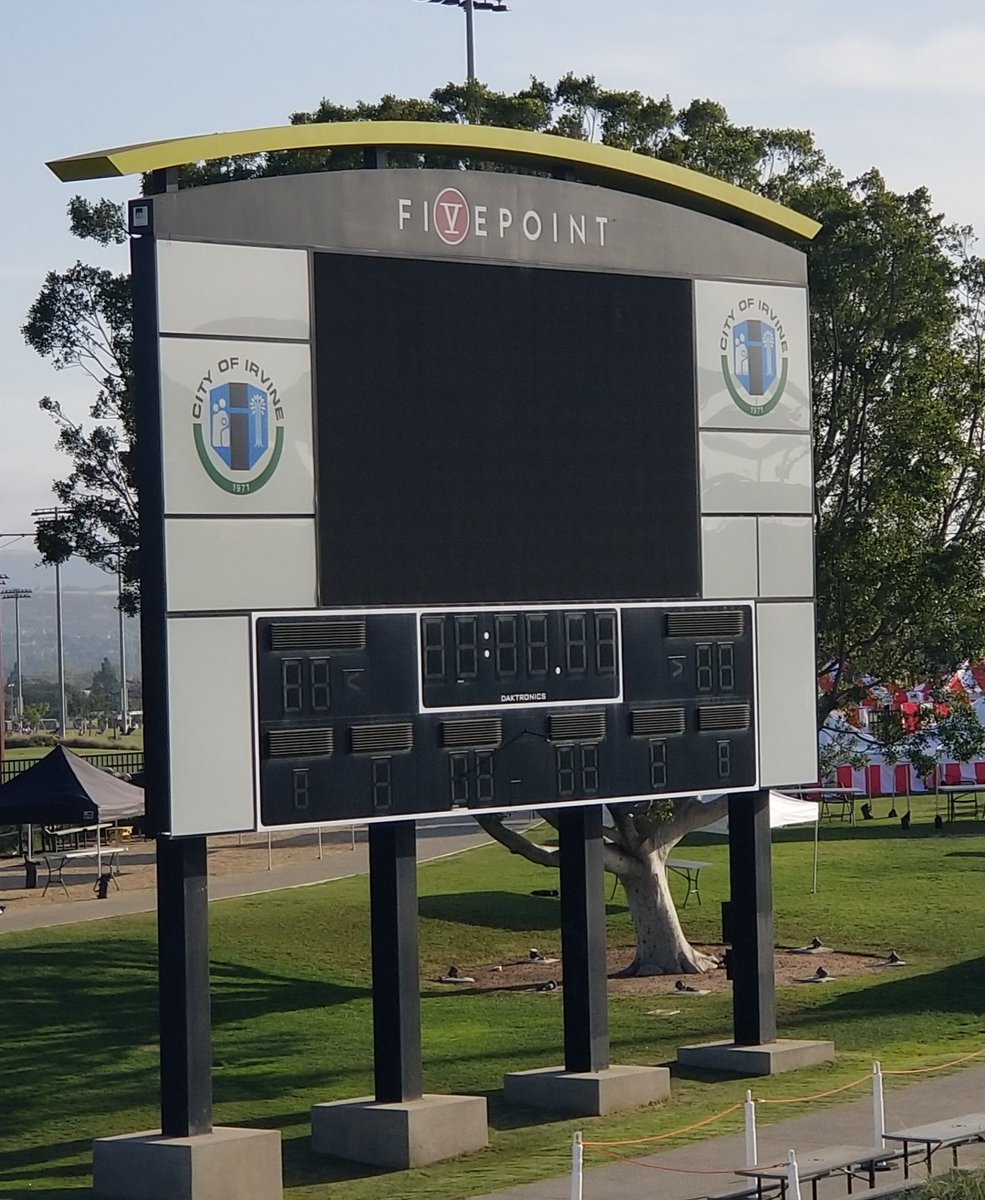 EASualua's tweet image. The all black look of the standard scoreboard at the bottom is so clean. My favorite from a design standpoint. Basic, unassuming, but fantastic when fired up. @Daktronics  #OCGP