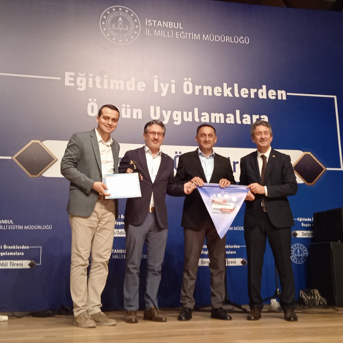 Eğitimde İyi Örneklerden Özgün Uygulamalara Projesi kapsamında ödül alan 104 okuldan biri olduk. Ödülümüz, İl Milli Eğitim Müdürümüz Sn Levent Yazıcı tarafından Okul Müdürümüz <a href="/MuratKarakamis/">MURAT KARAKAMIŞ</a> a ve Bilişim Öğretmenimiz Oğuzhan Özel’e takdim edildi. <a href="/memleventyazici/">Levent Yazıcı</a> <a href="/istanbulilmem/">İstanbul İl Millî Eğitim Müdürlüğü</a>