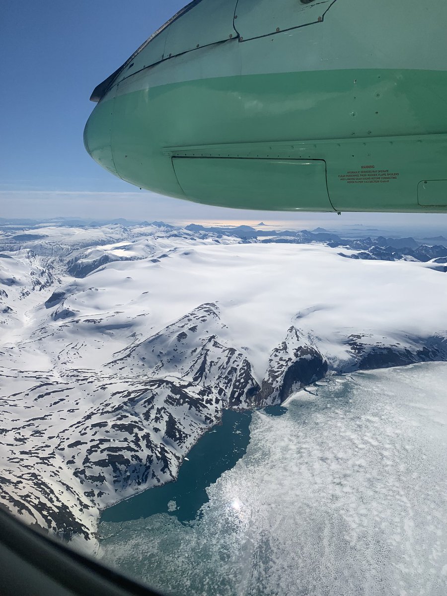 mrjorgen's tweet photo. Her er en slags #refotografering av omtrent samme sted ved isbreen #Svartisen med omtrent en times mellomrom, det ene tatt fra en fra Widerøe-turboprop på vei fra Rana til Bodø, det andre fra Norwegian på vei fra Bodø til Oslo. #flyfoto #isbre #fjellvann #Nordland https://t.co/VUhfOunNT1