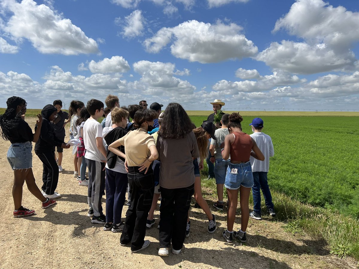 AgriAvenir's tweet photo. Très belle journée pour la visite de ferme par la classe de 6e d’ @pingal_HG . Après un an d’échange sur la plate-forme #MonChamp.fr de @intercereales . Découverte de la ferme, des cultures, des pratiques, de l’apiculture, de l’irrigation, de la biodiversité… de la terre 👍 https://t.co/A8SJPQhExi