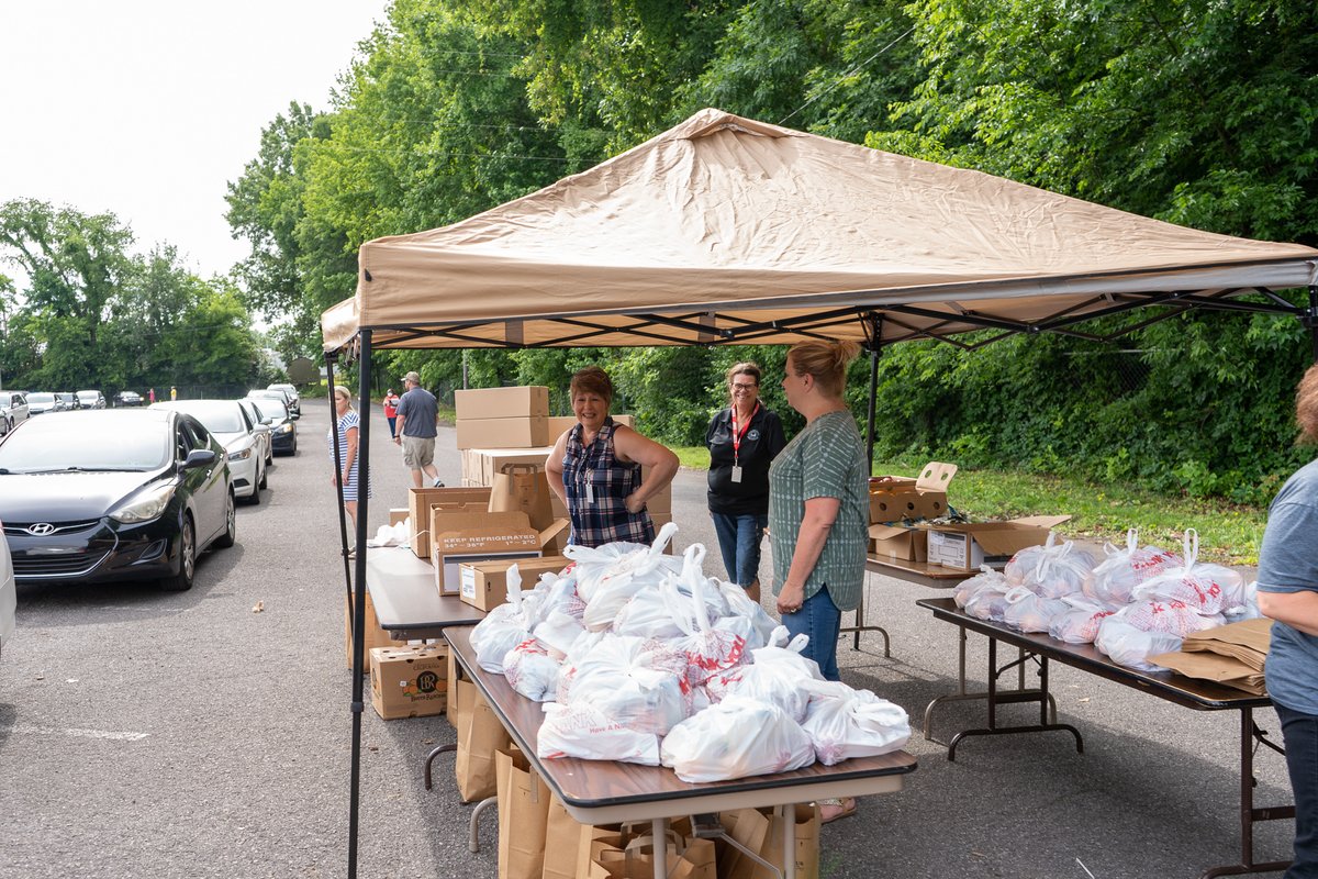 RobCoSchools's tweet photo. Our Central Office handed out over 17300 meal kits today! A huge thanks to @rcs_nutrition for organizing the event! #WeAreRCSTN https://t.co/EQBmwrmbKE
