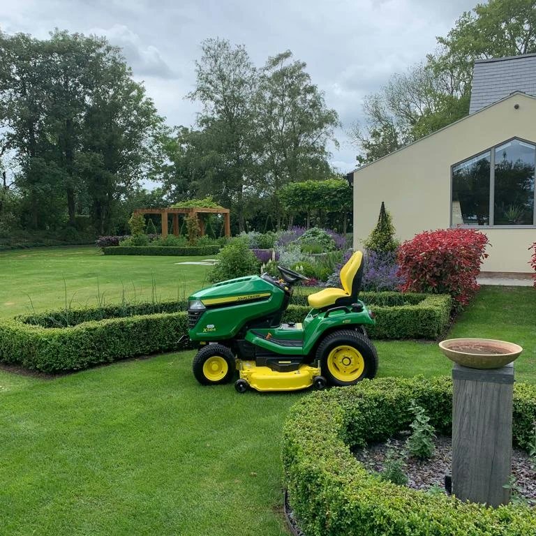 DoubledayGroup's tweet photo. Doubleday Kings Lynn Parts Manager Gary Russell had the pleasure of delivering this New John Deere X584 c/w 54’’ deck with mulch control to Andrew &amp; Abi yesterday, thank you both for your continued business and what a stunning garden! #DeliveryDay #WorkDoneWell #Norfolk https://t.co/mqQPEp1ThZ