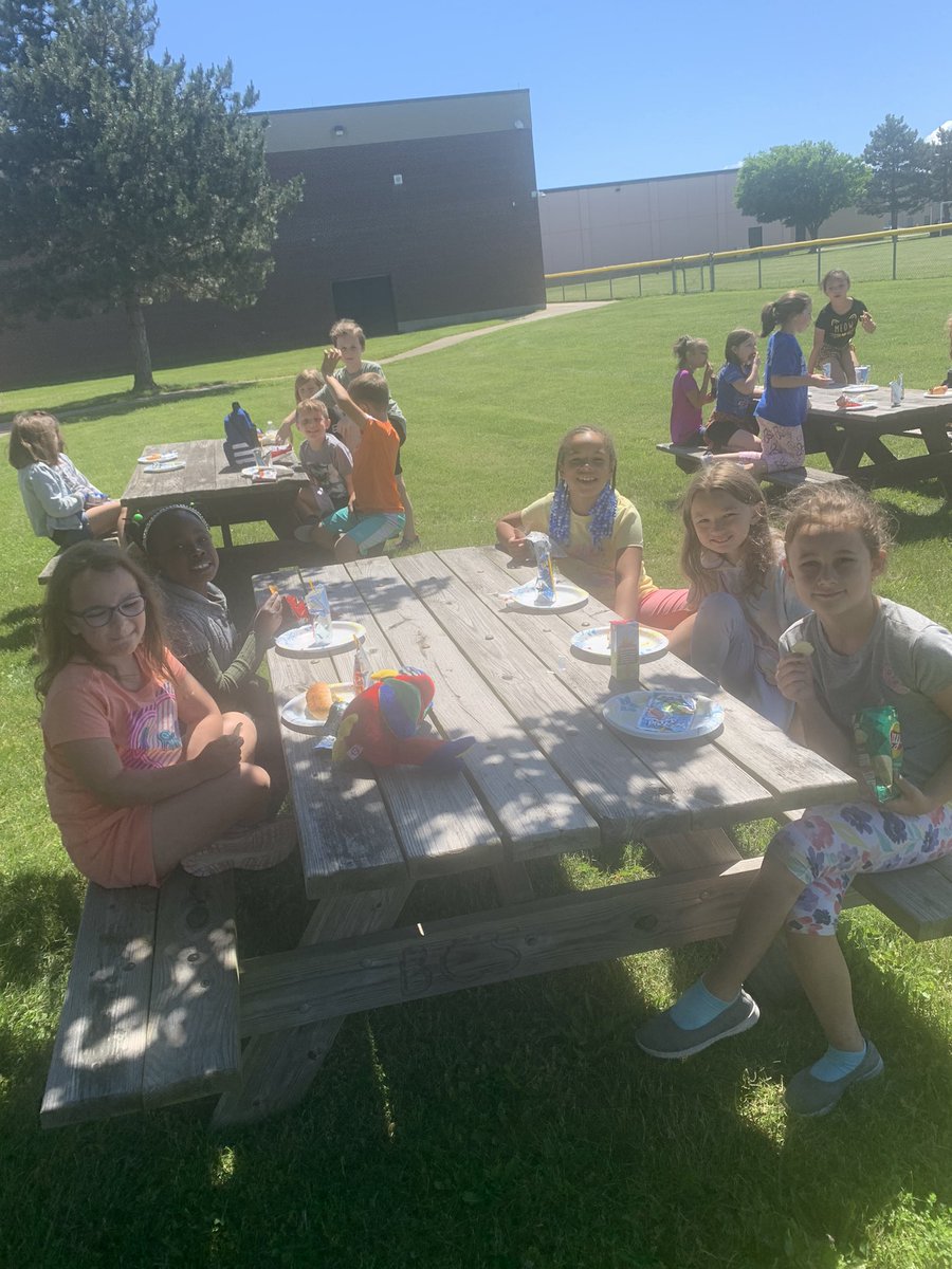 TaboneClassroom's tweet image. Second Grade Cookout! #barkercsd #junefun