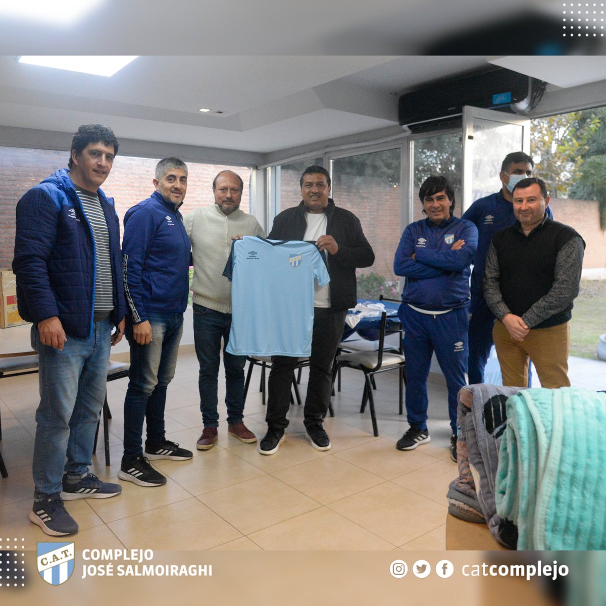 catcomplejo's tweet photo. #Institucional

Ayer por la tarde, los chicos del albergue recibieron una donación de electrodomésticos y elementos esenciales por parte de Tomás Cuellos

La entrega fue realizada mediante Sergio Cuello, su padre, que se hizo presente, en el complejo José Salmoiraghi. https://t.co/r7CQtXlXD1