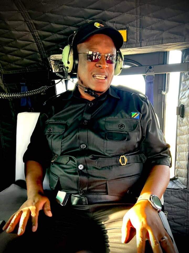 MtafitiH's tweet photo. @IAMartin_ Anasahau kuwa wakati yeye anaenda kuomba msamaha #wengine Sisi tulisimamia tulichokiamini na #Kumpiga Spana shujaa wake mpaka siku Mungu alipoamua pambano ,, Alambe 'asali' kakutulia hii nchi hakuna mwenye hatimiliki yake,... https://t.co/TeJJnKnftJ