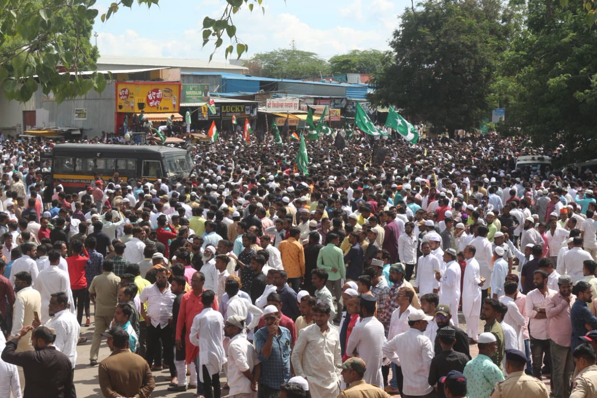farooq_shabdi's tweet photo. Labbaik ya Rasul Allah                                         Thank you Solapur for your overwhelming response.                             #ArrestNaveenJindal #ArrestNupurSharmaBJP @asadowaisi @imAkbarOwaisi @imtiaz_jaleel @warispathan @DrGaffarQuadri @SyedMoin9890 https://t.co/8TIPTfrc1j