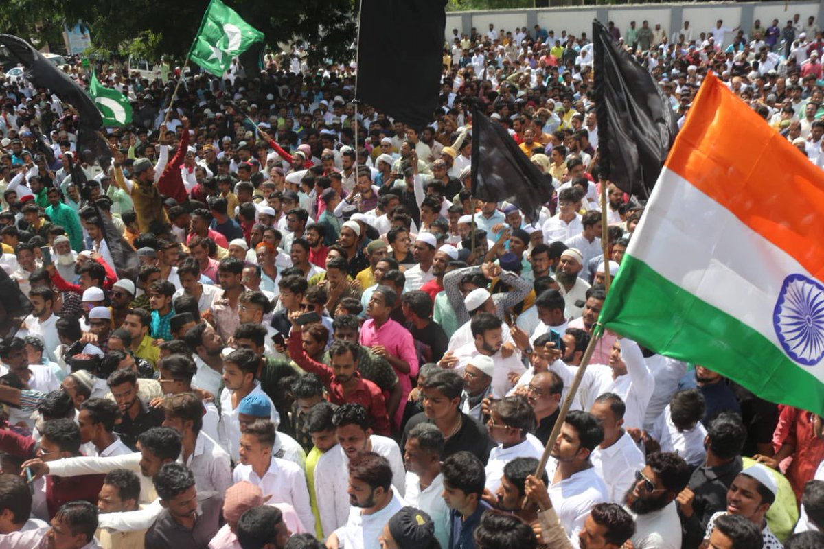 farooq_shabdi's tweet photo. Labbaik ya Rasul Allah                                         Thank you Solapur for your overwhelming response.                             #ArrestNaveenJindal #ArrestNupurSharmaBJP @asadowaisi @imAkbarOwaisi @imtiaz_jaleel @warispathan @DrGaffarQuadri @SyedMoin9890 https://t.co/8TIPTfrc1j