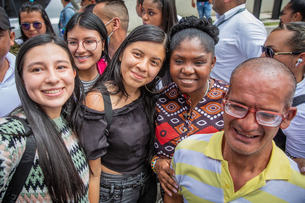 FranciaMarquezM's tweet image. ¡Qué distintos somos @ingrodolfohdez!
Yo por miedo me metí en política, para defender a mi pueblo. Usted por miedo se mete en un avión rumbo a Miami.
¿Así piensa defender al país cada vez que algo lo asuste?
Las mujeres colombianas somos mucho más valientes que eso
#NoMasSilencio