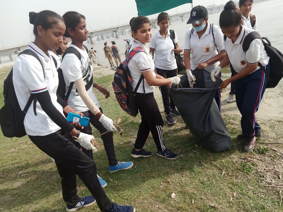 pratima22222's tweet photo. 112 cadets  of 17 UP {G} Bn NCC, participated in Gola Ganga Ghatt Cleanlines drive and collected 108 kg  plastic. 
#Puneetsagar
#TideTurnerPlasticChallenge 
@UNinIndia 
@UNEP 
@UNEP_AsiaPac https://t.co/wQPpkqIHCo