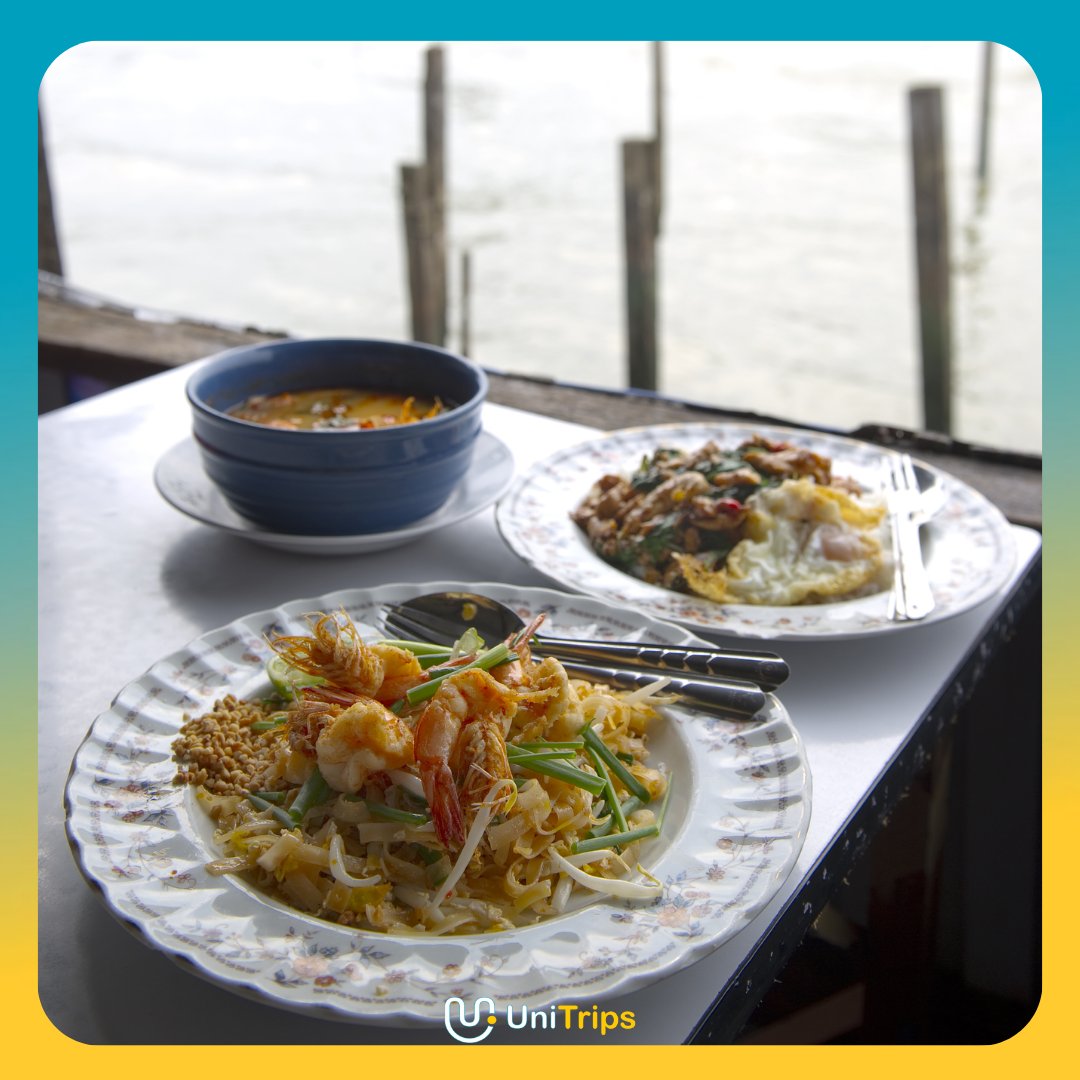 Foodie Friday 🇹🇭🇹🇭🇹🇭⁠
⁠
Vandaag staat er een heerlijk gerecht uit Thailand op het menu, namelijk Pad Thai! 🍜⁠
⁠
Heb jij ook al honger gekregen? 🤤 Neem dan zeker eens een kijkje op de website: unitrips.be/thailand-recep… en probeer het zelf eens uit! ⁠