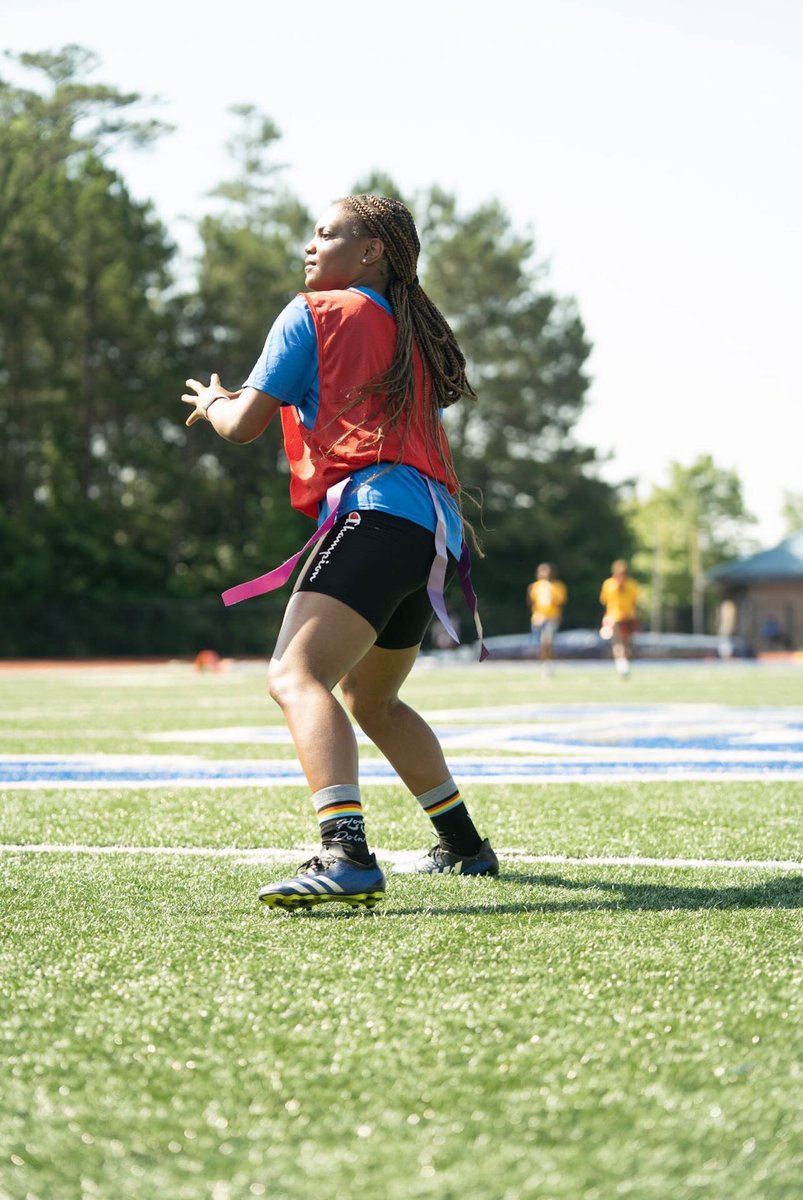 CoachTFuller's tweet photo. Put them in different positions; make them get a feel for it! 😊 #FlagFootballTrainingAcademy https://t.co/5MefznbRsk