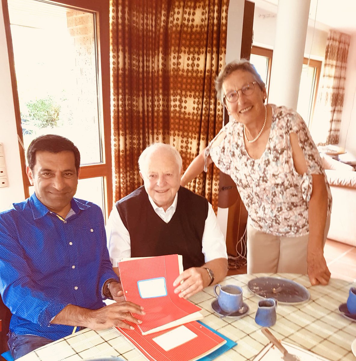 Mein Mathe Lehrer erfuhr über mein Buch “Der Mann ohne Muttersprache” über die WDR5 Sendung “Redezeit”. Wir trafen uns nach 35 Jahren..Er erzählte mir über seine Bekanntschaft mit Max Frisch &amp; war fasziniert über meine Bemühungen zur “Musilisierung der Ingenieure“. So schön🙏🏼