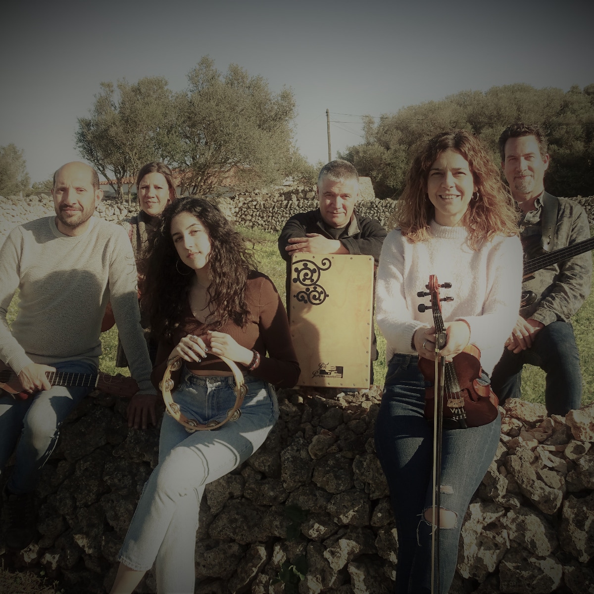 FiguesP's tweet photo. Prest tornam a estar amb vosaltres! Després d'uns mesos de recolliment i alguns canvis, Figues ve amb més ganes que mai. 
Aprofitam per agrair a n'Aurora Brullet, n'Anna Janer i n'Eduard Coll les seves aportacions mentre han format part del nostre projecte. https://t.co/SnbzfKOiCr