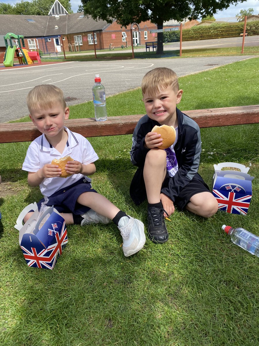 nurserykinged's tweet photo. 🐝’s enjoying our platinum jubilee picnic outside in the sunshine! https://t.co/HzbGUanP7d