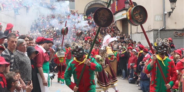 BCNmoltmes's tweet photo. 🎉 Ja ha arribat la Patum! La festa on conflueixen instants de misteri, d'alegria, de passió, de goig... Explicar què és resulta difícil. S'ha de viure. T'animes a experimentar-ho? És patrimoni de la Humanitat!
#BCNmoltmés
📅 15-19 de juny
📍 Berga
🔗 https://t.co/K5eJ55Mb9F https://t.co/GDEuMKsI4W