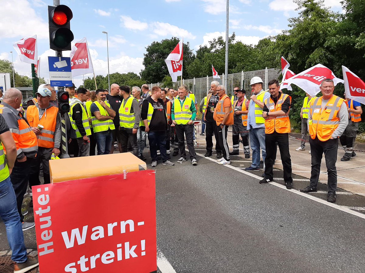ETF_Europe's tweet photo. #ETFDockers
🇩🇪#Bremen #Bremerhaven #Wilhelmshaven &amp; #Hamburg: 1 voice = over 1200 dockers striking yesterday &amp; asking a fair recognition of their work! 
👍@verdimaritimes protest was for fair wages &amp; new negotiations with their employers!
#respect 
#Solidarity 
#futureofdockwork https://t.co/EUCRHnbT9M
