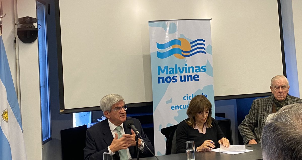 EdisonLanza's tweet photo. Desde la Sec. de RR.II de @IdCanelones participamos del evento académico “Malvinas nos une” organizado por #CEFIR y la @ArgentinaEnUru. Oportunidad para compartir con el ministro de medio Ambiente argentino @juancabandie, Alberto Volonté y el Embajador Alberto Iribarne. https://t.co/2jaIKR6uvk