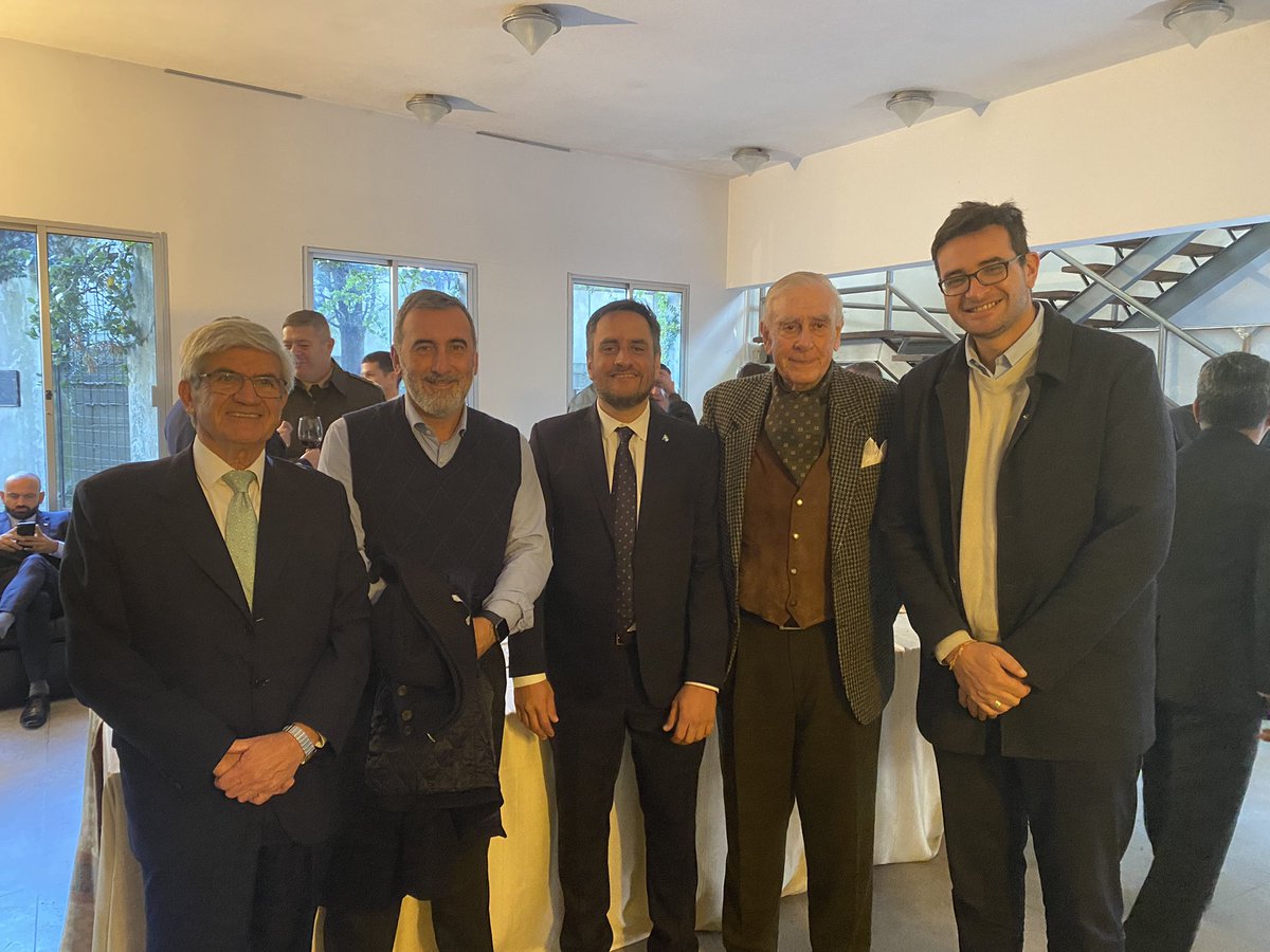 EdisonLanza's tweet photo. Desde la Sec. de RR.II de @IdCanelones participamos del evento académico “Malvinas nos une” organizado por #CEFIR y la @ArgentinaEnUru. Oportunidad para compartir con el ministro de medio Ambiente argentino @juancabandie, Alberto Volonté y el Embajador Alberto Iribarne. https://t.co/2jaIKR6uvk