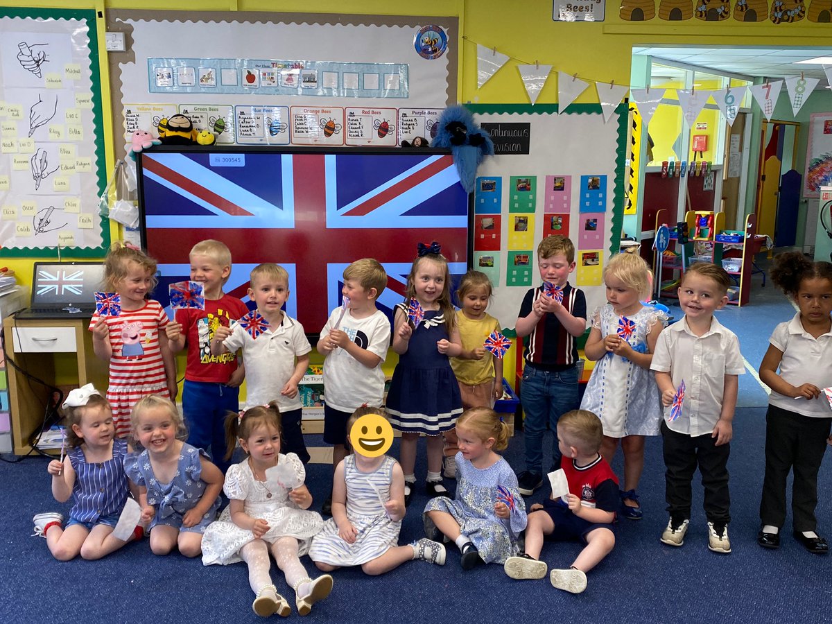 nurserykinged's tweet photo. Such a lovely creative day in EYFS for the platinum jubilee! #PlatinumJubilee https://t.co/ewPAW6GPvi