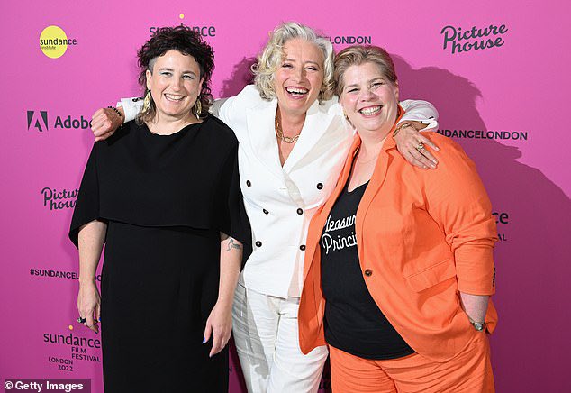 ThreeIcons_'s tweet image. Emma at premieres always look so much fun!