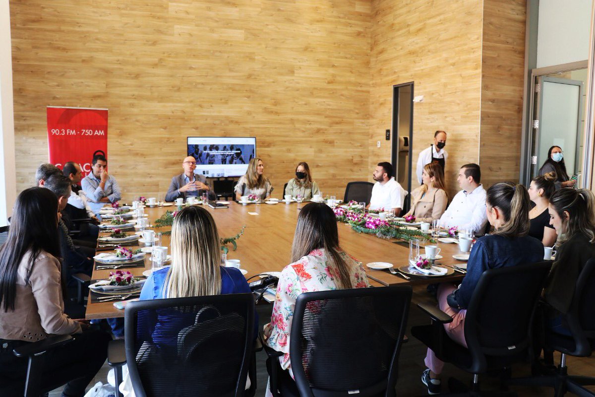 marioguti2023's tweet photo. Hoy compartí con @asantosrubino, quien nos presentó “Colombia Visible”, plataforma digital  🖥  para fortalecer los territorios y regiones, de acuerdo a sus fortalezas y vocaciones.

Es un orgullo para mí representar a de nuestro municipio en estos espacios ✅ #Siderense💯 https://t.co/3mWryo3ZNQ