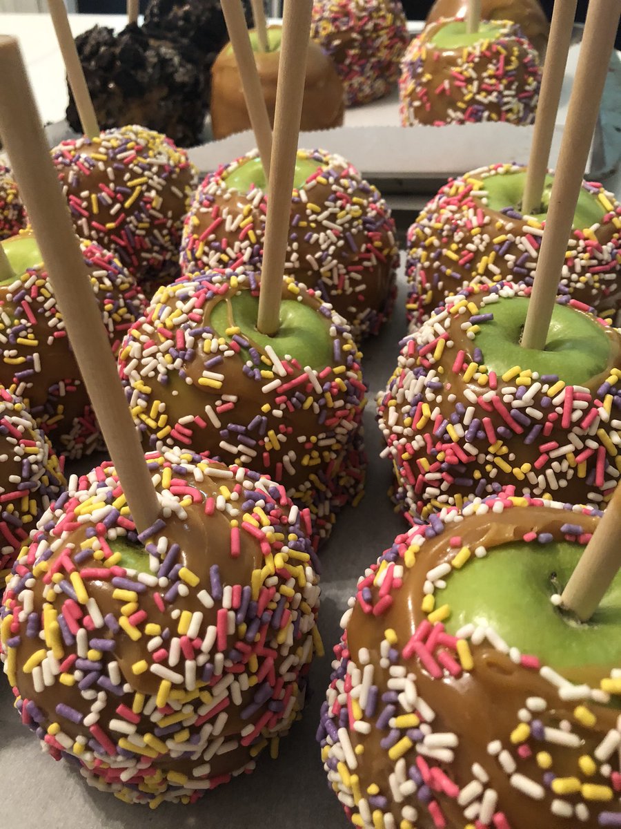 MonasChocolates's tweet photo. Even though it’s 🍓 season, we are cranking out some caramel 🍏 this weekend. #caramelapples #monaschocolates #newwilmingtonpa   #apples https://t.co/9ipwAtoQ1S