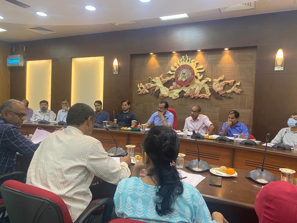 venupnair_nrmu's tweet photo. Divisional PNM of Mumbai Divn held today....🙏🚩🚩🚩🚩🚩 https://t.co/VXDILiNrfK