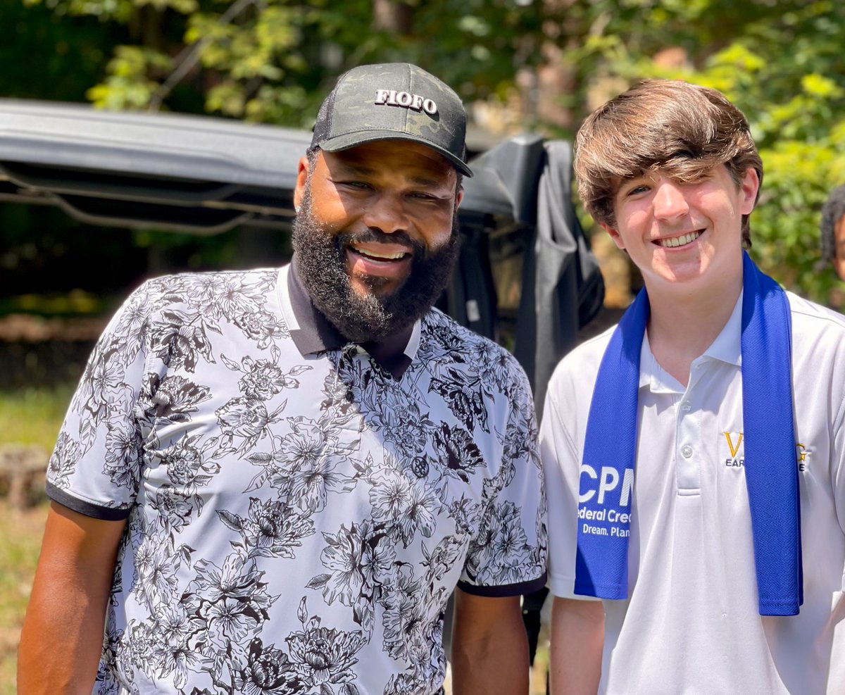 While walking the “green carpet”⛳️@BMWCharityProAm, Viking Early College students were all smiles after spotting actor/comedian Anthony Anderson. He made their day! Thanks @anthonyanderson @FirstTeeUpstate @TheCarolinaClub @OneAcornInspire #OurD7EarlyCollegeStory @SchoolDistrict7