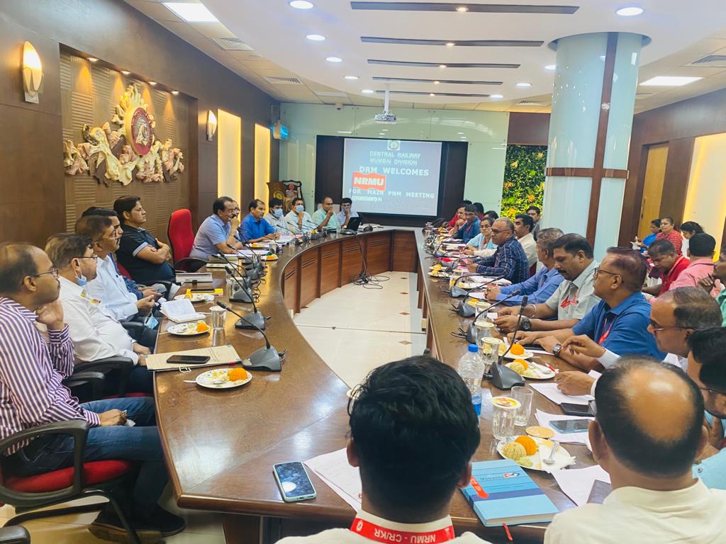 venupnair_nrmu's tweet photo. Divisional PNM of Mumbai Divn held today....🙏🚩🚩🚩🚩🚩 https://t.co/VXDILiNrfK