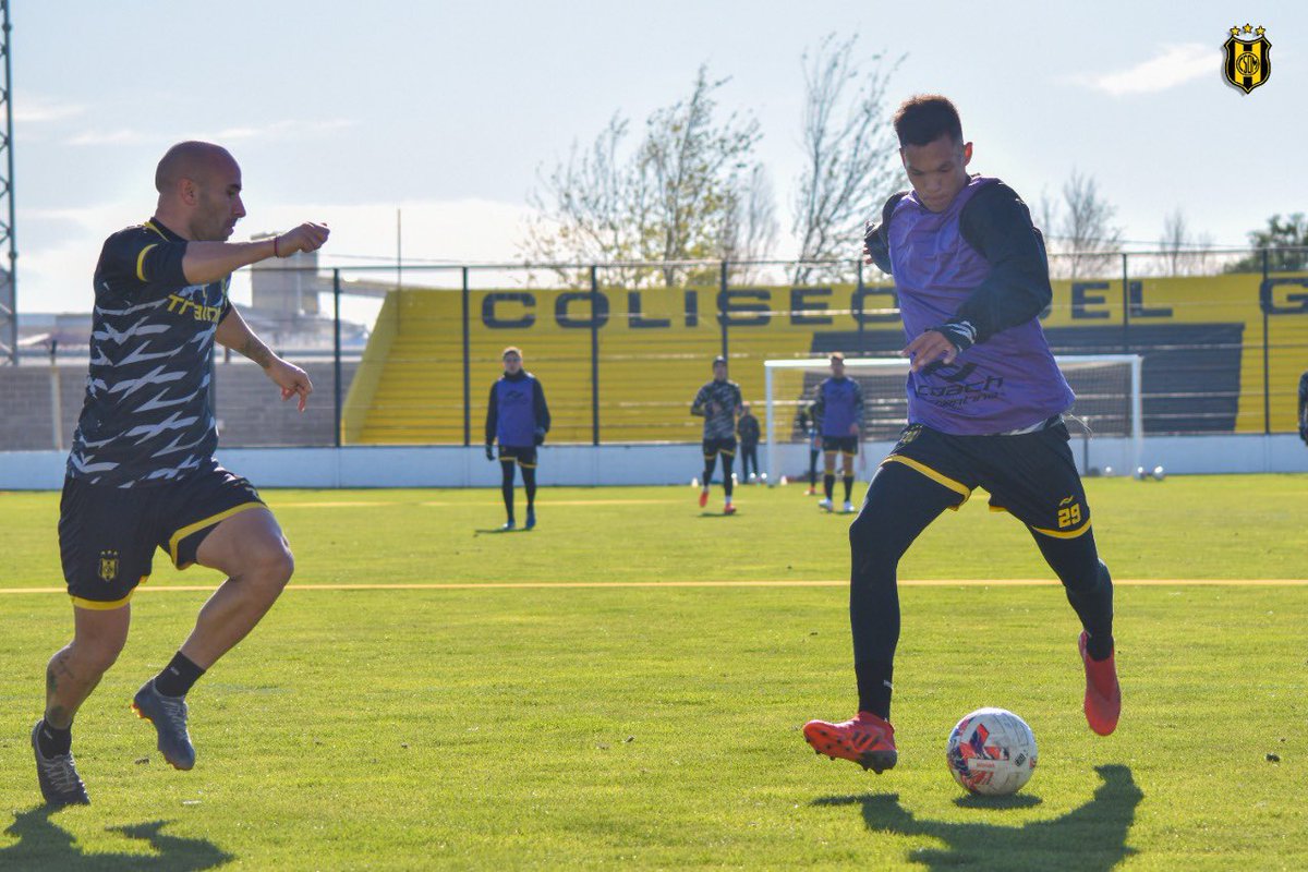 ClubMadryn's tweet photo. #PrimeraNacional ⚽️ | El Aurinegro se movió en el Abel Sastre y se prepara para su duelo ante Belgrano.

#VamosAurinegro https://t.co/p4ASgAURps