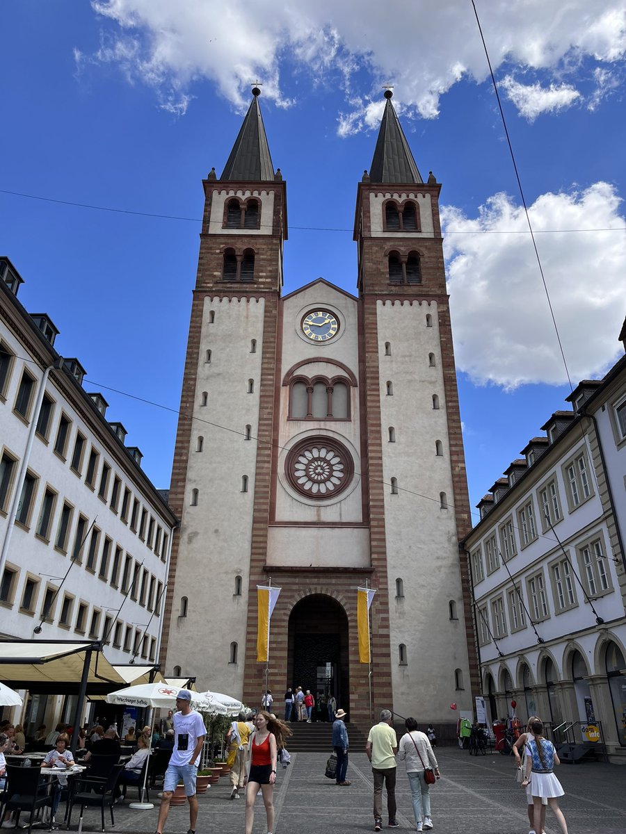 erik_fluegge's tweet photo. Uni with a view. Exkursionsseminar mit Weinfest in Würzburg im Studiengang https://t.co/Q8pqMDrLpq
Mit @MStuflesser @ProfSellmann. https://t.co/22iimAOlT9