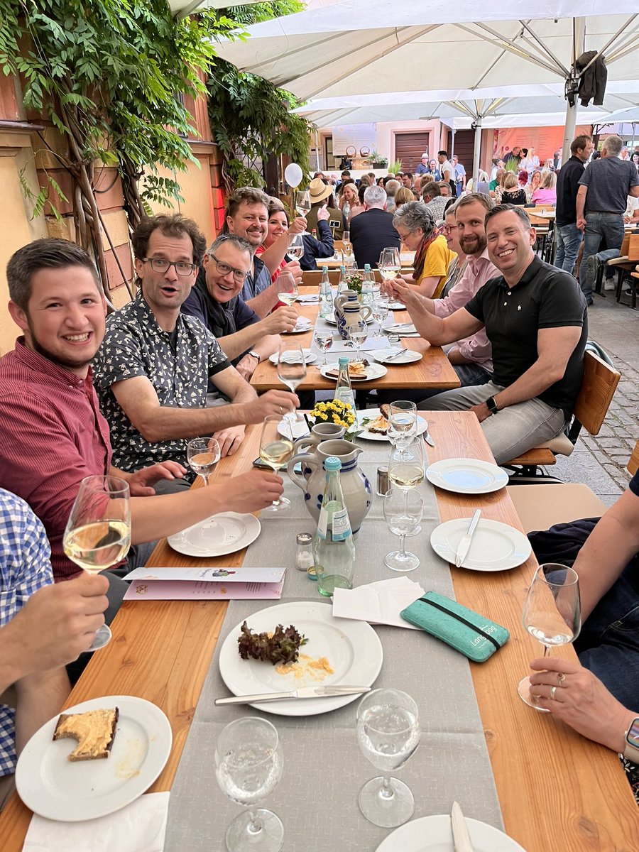 erik_fluegge's tweet photo. Uni with a view. Exkursionsseminar mit Weinfest in Würzburg im Studiengang https://t.co/Q8pqMDrLpq
Mit @MStuflesser @ProfSellmann. https://t.co/22iimAOlT9