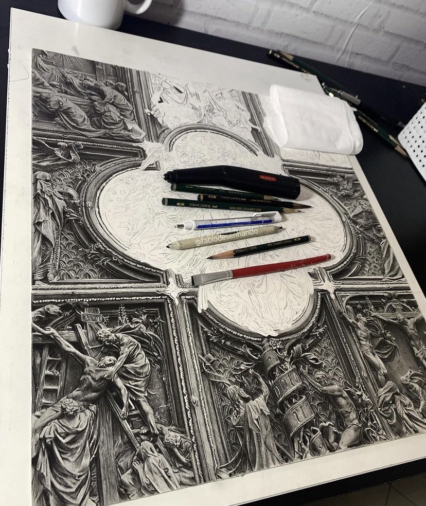 Assiko22's tweet image. J’insiste pour vous présenter ce chef d’œuvre et le talent inouï de ce dessinateur. ✏️ 

Il s’appelle Fabio Gonçalves et il maîtrise autant les portraits que les œuvres d’art. 

Ici, des détails de la cathédrale de Milan (Duomo di Milano) en noir et blanc.

IG : fabiodesenhando