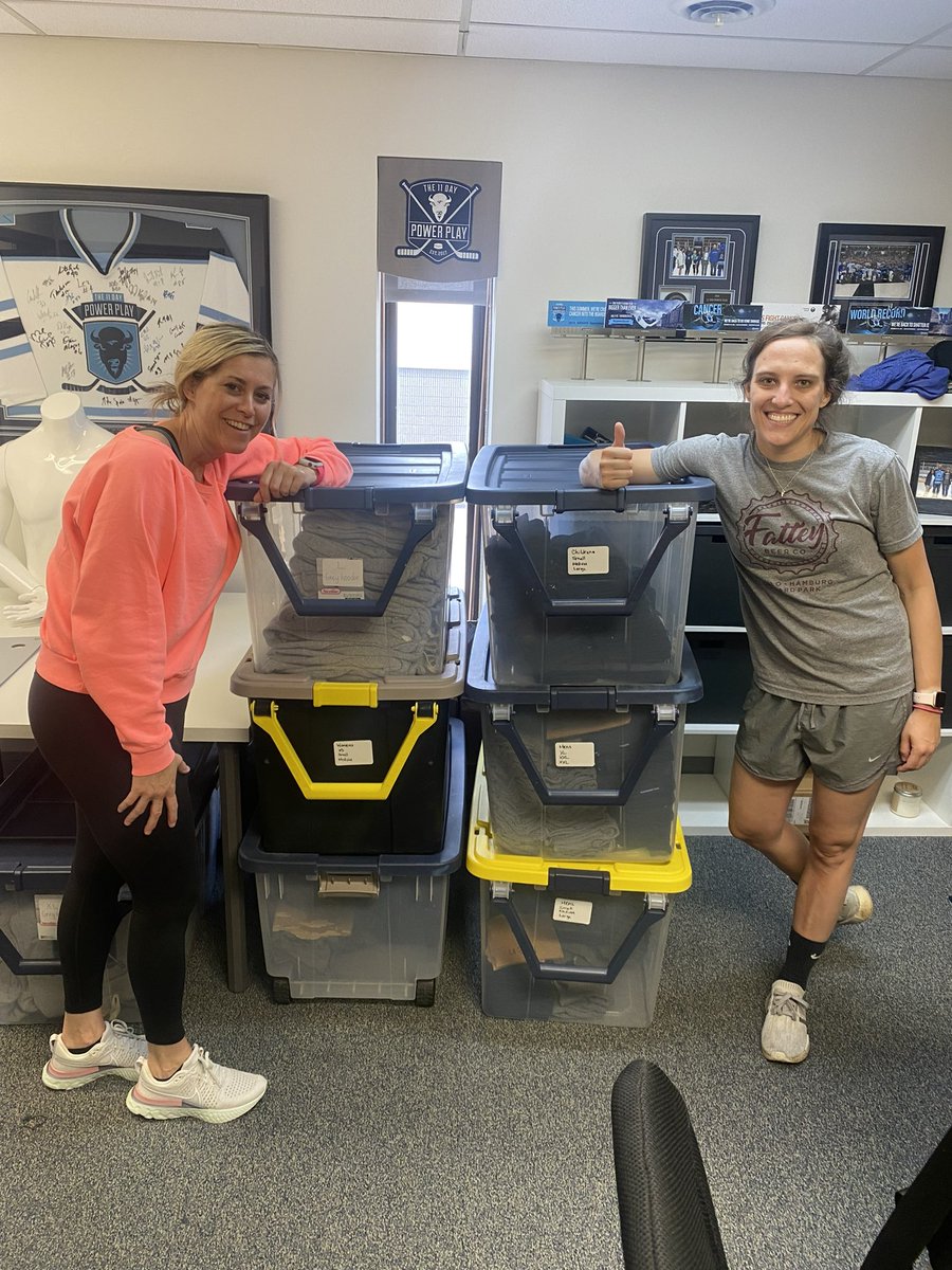 11DayPowerPlay's tweet photo. Thank you to these incredible volunteers today. The cancer cause is extremely important to both of them. Kristin on the left is a 3X cancer survivor and Kristen on the right is a #Frozen40 team member and also the daughter of a current breast cancer warrior. 🎗🏒#community https://t.co/7REvLUvruA