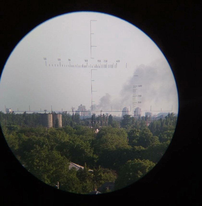 По центру Донецка укрофашистами недавно нанесён удар прямо по спальному району. Это был артобстрел. Как сообщает ТГ-канал Русская весна Z пострадал многоквартирный жилой дом и объекты инфраструктуры. По предварительным данным жертв нет, но информация ещё уточняется.