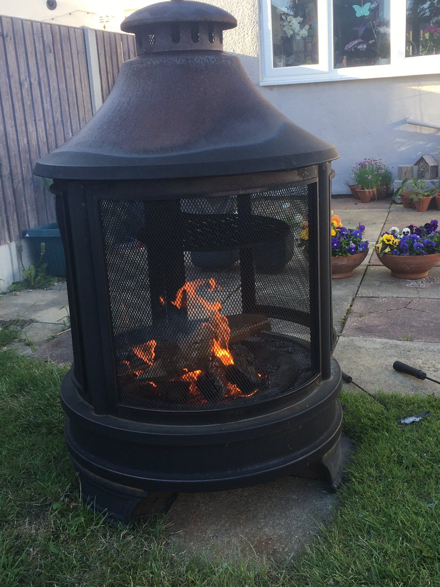 pompey4ever007's tweet image. Nice way to end the week, chilling in the garden burning stuff!! #manmakefire
