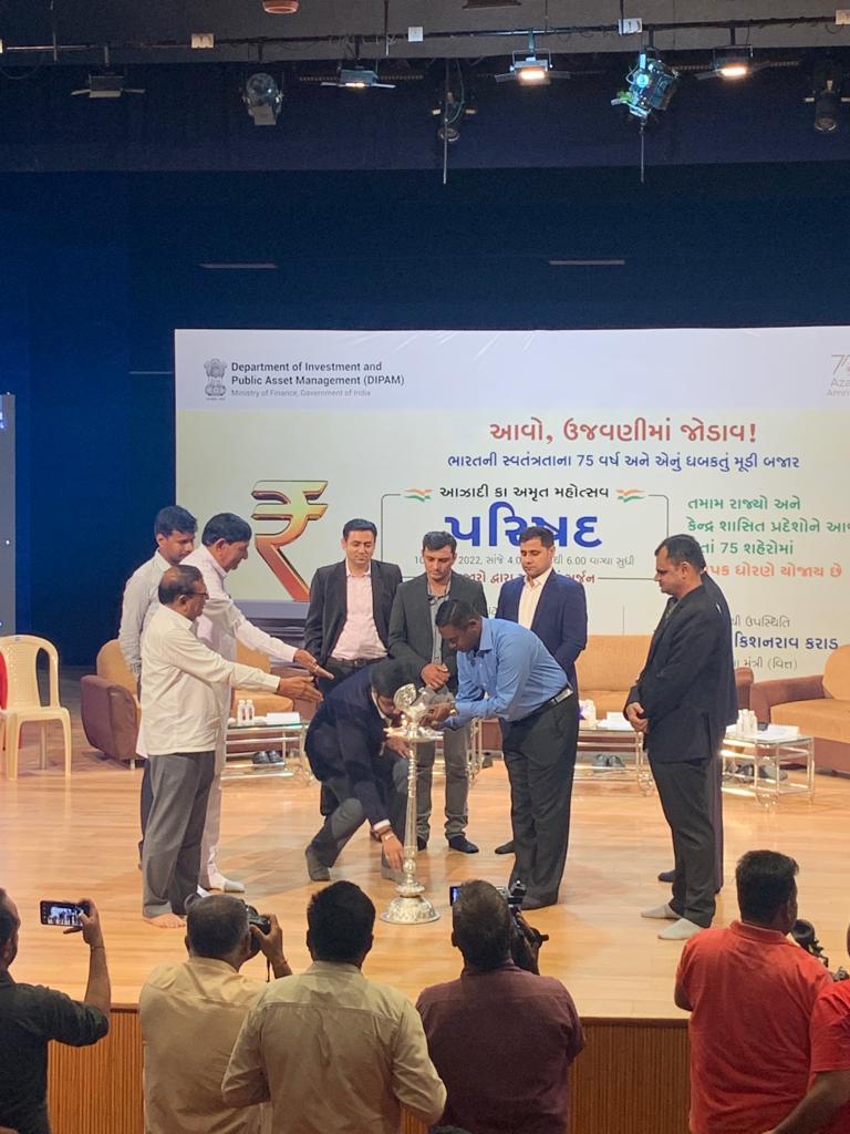 DIPAMevent's tweet photo. DIPAM organized a Conference on 'Creating Wealth through markets' during Iconic Day celebrations in 75 cities across India. Some special moments of the Event held at Rajkot, Gujarat. #DIPAMCelebratesAKAM #AmritMahotsav #FinMinIconicWeek #DIPAMIconicDay https://t.co/OnUyzvPCzd