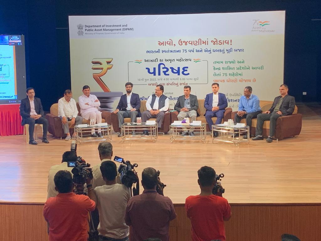 DIPAMevent's tweet photo. DIPAM organized a Conference on 'Creating Wealth through markets' during Iconic Day celebrations in 75 cities across India. Some special moments of the Event held at Rajkot, Gujarat. #DIPAMCelebratesAKAM #AmritMahotsav #FinMinIconicWeek #DIPAMIconicDay https://t.co/OnUyzvPCzd