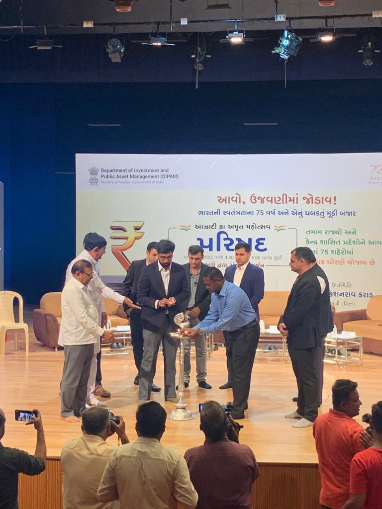DIPAMevent's tweet photo. DIPAM organized a Conference on 'Creating Wealth through markets' during Iconic Day celebrations in 75 cities across India. Some special moments of the Event held at Rajkot, Gujarat. #DIPAMCelebratesAKAM #AmritMahotsav #FinMinIconicWeek #DIPAMIconicDay https://t.co/OnUyzvPCzd