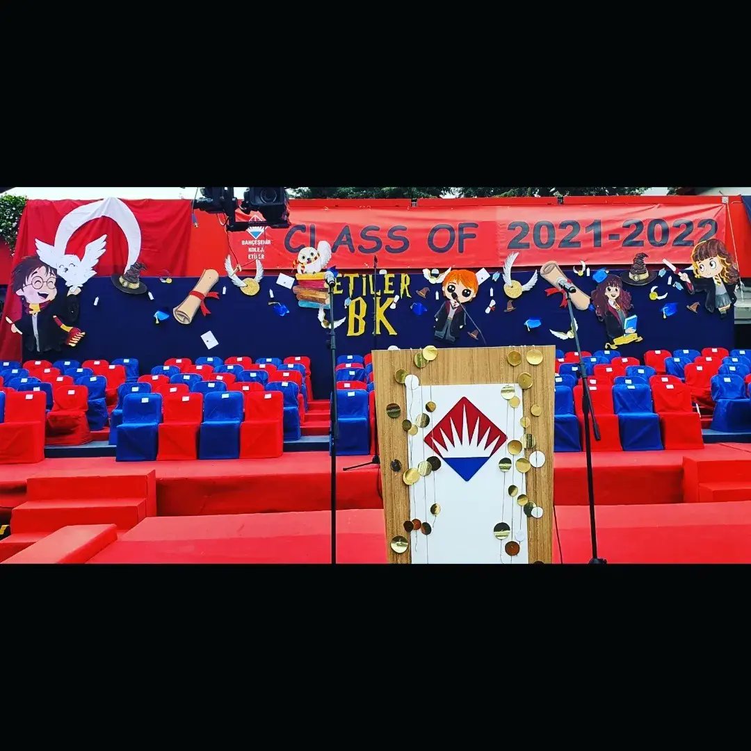ossslemm's tweet photo. 🪄🦉🧹🎓🧑‍🎓👩‍🎓Sihirli bir okuldan mezun olmak... 💕Bir sonraki istasyona uğurladık taze mezunlarımızı.Güzel anılara kare oluşturmak keyif veriyor. ❤🤍💙@bk_etiler @Sinembetiler
#Classof2022 #etilerkampüs #mezuniyet #HarryPotter @ilkay_tandogan https://t.co/fypZUVomDJ
